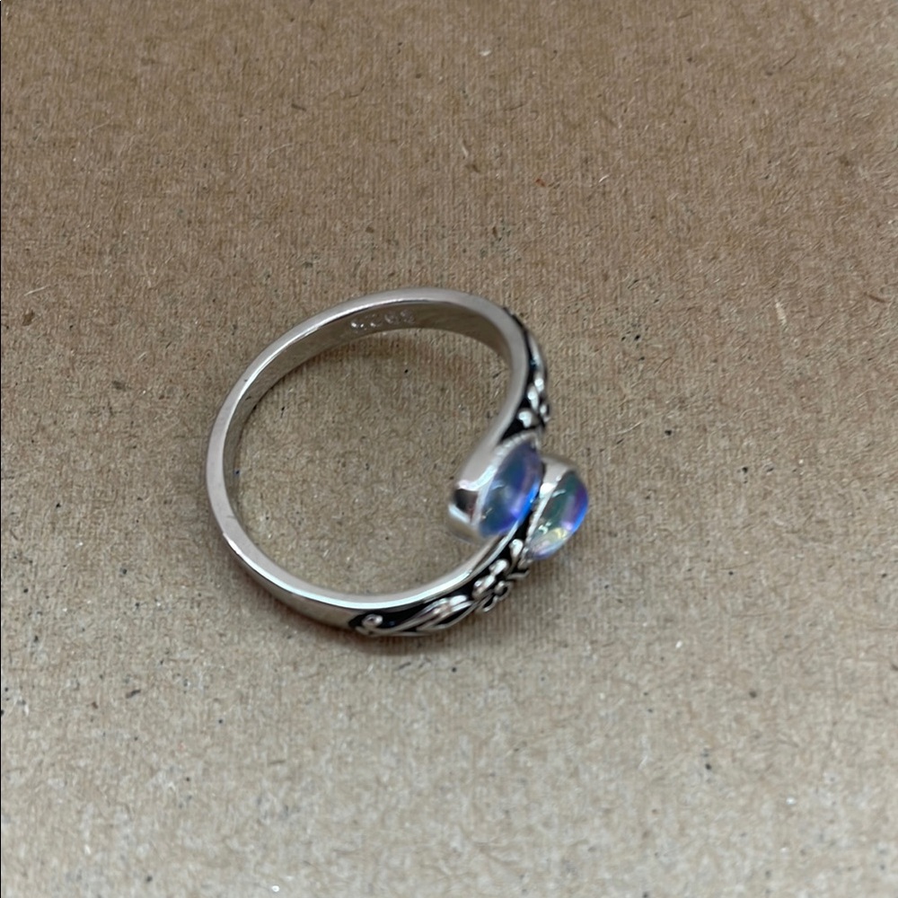 NWOT Silver Floral Ring with Iridescent Stones Size 7 - Picture 3 of 5